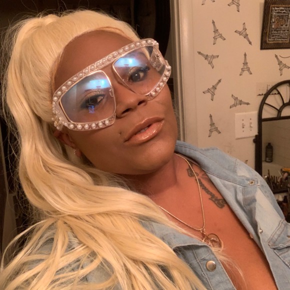 Meet your Posher, Carolyn - Picture 1 of 1